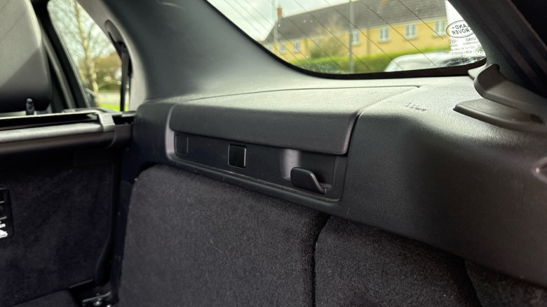 Land Rover Discovery 3.0 D300 R-Dynamic SE 5dr Auto Diesel Station Wagon